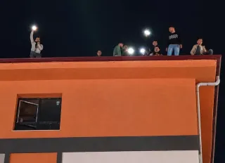 Bostanbaşı TOKİ şantiyesinde, maaşlarını alamayan işçiler çatıya çıktı!