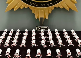 MAŞTİ’de zehir sevkiyatına büyük darbe: Yolcu değil, hap deposu çıktı!
