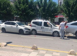Malatya Çilesiz’de aynı sokakta aynı anda iki ayrı trafik kazası