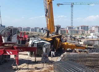 Malatya’da korkutan kaza: Huzurevi inşaatında vinçli kamyon yan yattı!