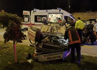 Tecde’de geceyi bölen kaza! 2 kişiyi itfaiye ekipleri araçtan zor çıkardı