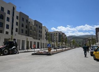 Fuzuli Caddesi’nde tek şerit devri bitti: Ağaçlar taşındı, yol 4 şeride çıkarıldı!