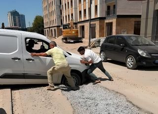 Malatya Niyazi Mısri Caddesi’nde geçici çözüm aksadı: Sürücüler araçları iterek geçiyor!