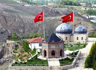 Malatya’da görenleri etkileyen türbe: Kubbesiyle Kerbela’yı hatırlatıyor