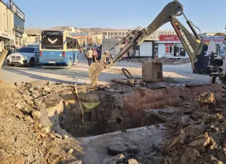 Taştepe yolu üzerindeki dev çukur trafiği kilitledi