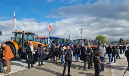 Yunanistan çiftçileri yolları kapattı