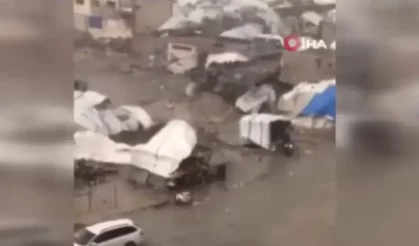 Gazze’de şiddetli yağış sonrası çadırlar su altında kaldı