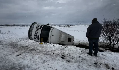 Elazığ’da yolcu minibüsü şarampole devrildi: 9 yaralı
