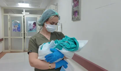 Siirt’te 2025’e dakikalar kala doğan bebek ailesini sevince boğdu