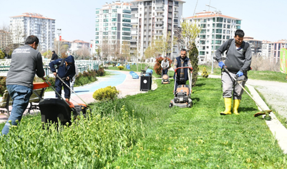 Yeşilyurt’ta park ve yeşil alanlarda yaz hazırlıkları devam ediyor