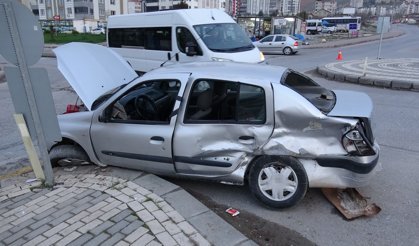 Karagöz Caddesi'nde iki araç çarpıştı: 4 yaralı var