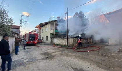 Odunluk cayır cayır yandı, mahalleyi duman sardı