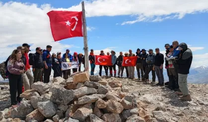 45 sporcu Beydağı’nın 2550 metrelik zirvesinde bayrak açtı!