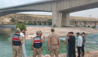 8 kişi Fırat'ın altında mahsur kaldı