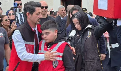Son görevde boğazlar düğüm düğüm: Şehit eşinin tabutunu omuzladı