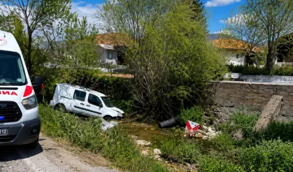 Sürgü’de araç yoldan çıktı: 2 yaralı