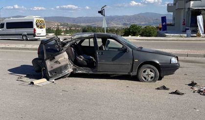 Elazığ Osman Erbaş Bulvarı'nda feci kaza! Aydınlatma direğine çarptı: 3 yaralı