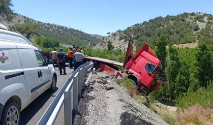 Erkenek mevkiinde trafik felç! Çekici bariyerlerde askıda kaldı