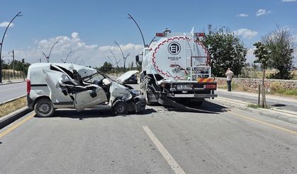 Malatya’da hafif ticari araç su tankerine çarptı! 20 yaşındaki sürücü ağır yaralı!