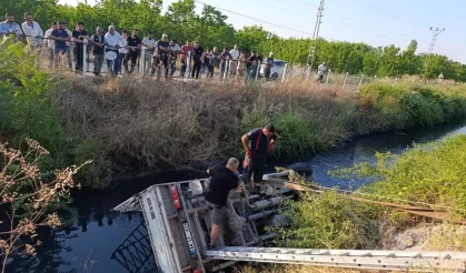 Dilek’te otomobil kanala uçtu, vatandaşlar seferber oldu!