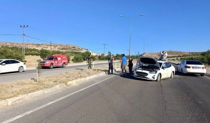 Malatya’da Arguvan kavşağı’nda lastik patladı, otomobil karşı şeride geçti