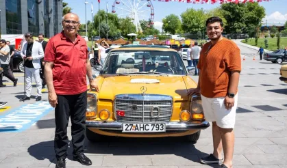 Malatya’da klasik Mercedes rüzgârı: Kayısı rengindeki araç dikkat çekti