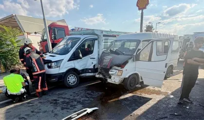 Yakınca'da minibüs ve kamyonet çarpıştı: 6 yaralı!