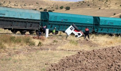 Hekimhan’da tren ve kamyon çarpıştı: 1 yaralı