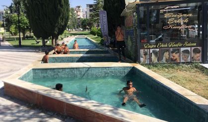 Malatya'da çocuklar elektrik riskine rağmen süs havuzlarında serinliyor