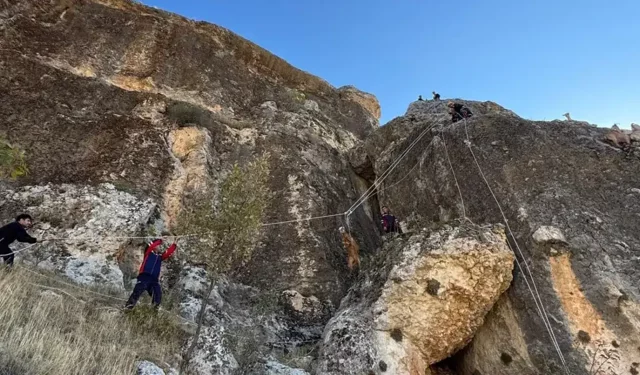 Kayalıklarda mahsur kalan 25 keçiyi itfaiye kurtardı