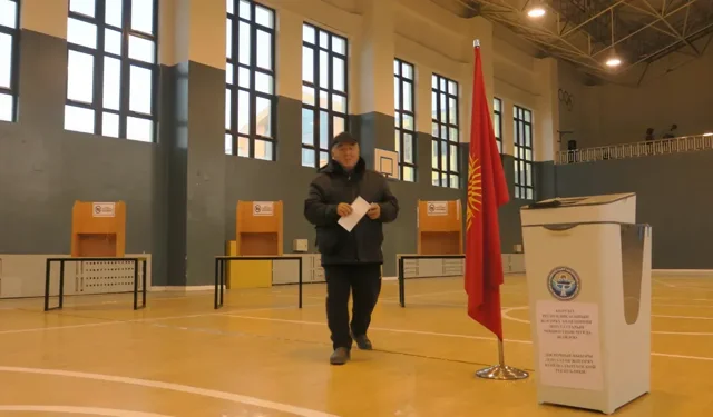 Kırgızistan erken parlamento seçimleri başladı