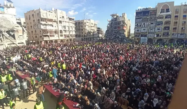 Gazze’de enkazlar arasında umut töreni: 54 çift toplu nikahla evlendi