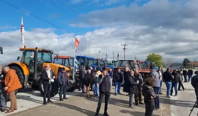Yunanistan çiftçileri yolları kapattı