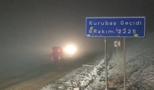 Kurubaş Geçidi’nde kar ve sis sürücülere zor anlar yaşattı