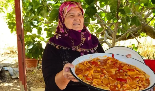 Sındırgı’da imece geleneği tarhana bezdirmesiyle yaşatılıyor