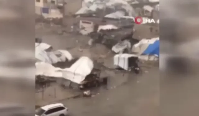 Gazze’de şiddetli yağış sonrası çadırlar su altında kaldı