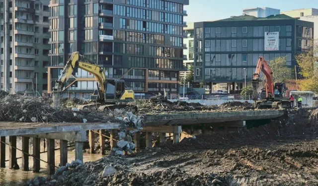 Samsun’da korozyona uğrayan köprünün yıkımına başlandı