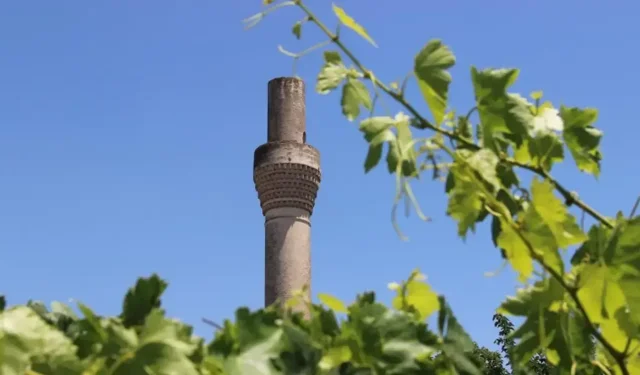 Manisa’daki Kırık Minare zamana meydan okuyor