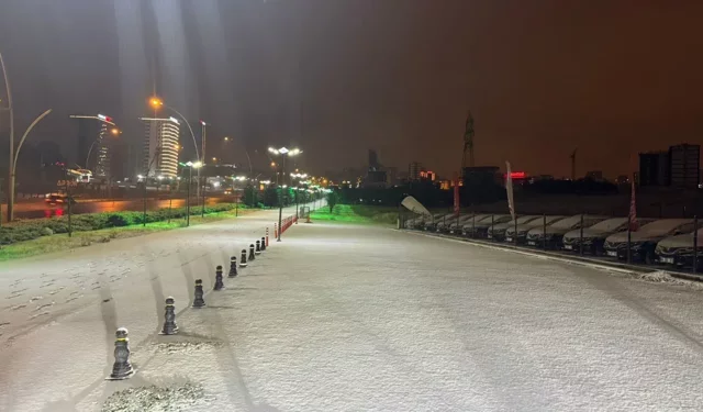 Ankara geceyi karla karşıladı