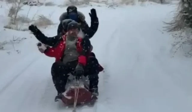 Malatya’da traktör arkasında karda tehlikeli sörf
