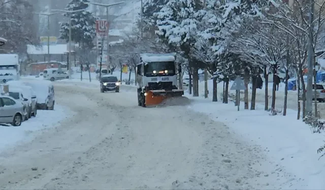 Darende’de karla mücadele çalışmaları halen sürüyor