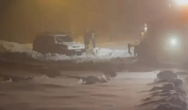 Elazığ’da yoğun kar nedeniyle kapanan yolda mahsur kalan araç kurtarıldı
