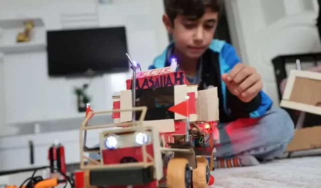 Elazığ’da 12 yaşındaki Selçuk’tan atık malzemelerle traktör maketi