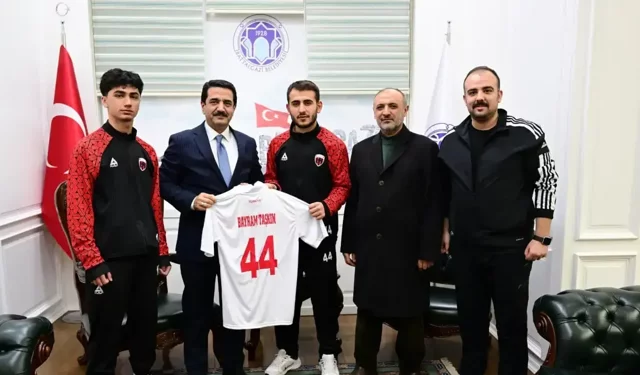 Battalgazi Belediyesporun millî gururları Başkan Taşkın’ı ziyaret etti