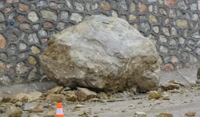 Arapgir’de heyelan: Yola dev kayalar düştü