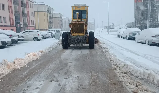 Battalgazi’de kar mesaisi: Ekipler yolları açıyor