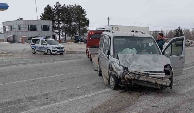 Doğanşehir’de iki otomobil çarpıştı: 2 yaralı