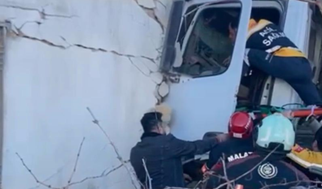 Battalgazi’de trafik kazası: Araçta sıkışan yaralı 1 saatte kurtarıldı