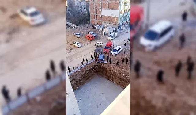 Otomobiliyle inşaat temeline düşmekten sona anda kurtuldu