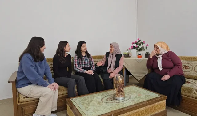 "Bir silgiyi ikiye bölüp paylaşırdık" Malatya'da nesilleri ağlatan buluşma